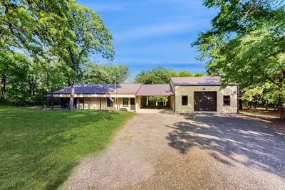 Image de Relaxing escape on a large lot with a washer/dryer, sunroom, & firepit