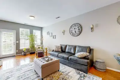 Image de Charming townhouse with pool, patio, central Ac, & washer/dryer