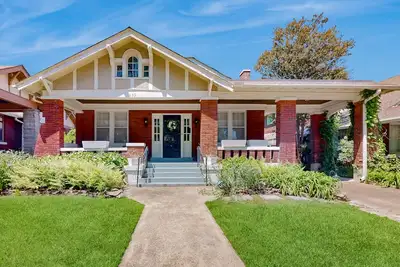 Image de Elegant home with abundant outdoor living areas, library & dog-friendly yard