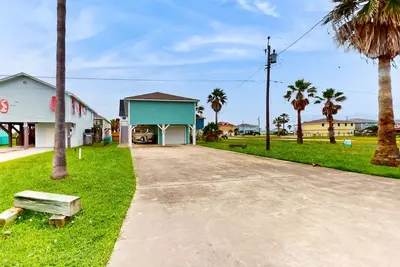 Image de Bright and breezy home with covered porch, walk to the bayshore/downtown