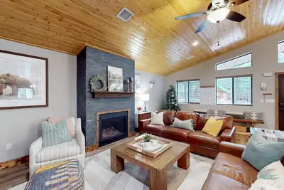 Image de Wooded cabin with spacious covered decks, serene views, fireplace, & central Ac