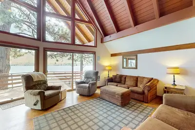 Image de Lakefront house with balcony, wall-of-windows, grill, & W\/D