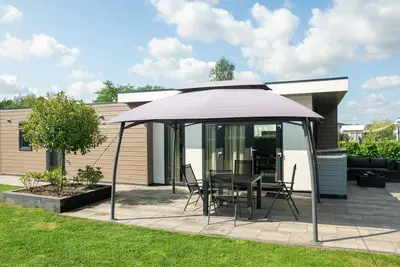 Beau chalet avec jardin dans un petit parc