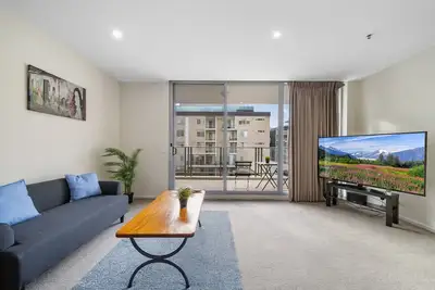 High-Rise Cbd 1-Bed with Pool & Other Amenities