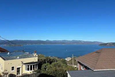 Image de Sunny, family-friendly house with harbour views