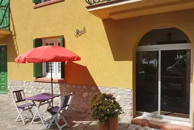 Image de Appartement rénové à 50m de la plage avec jardin et Wifi