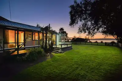 Image de Coopers Lakeside Cabin | Lakefront Escape + Kayaks