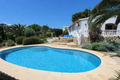 Image de Villa confortable avec piscine privée à Moraira, près de la plage, idéale pour familles et animaux admis.