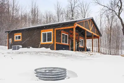 Image de Hilltop Hideaway located moments away from Shanty Creek & Torch Lake