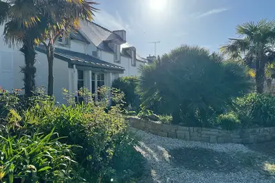 2 maisons autour d’un beau jardin, à 50 mètres du port, proche de l’épicerie