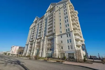 Image de 4 Bedroom 2. 5 Bath Condo