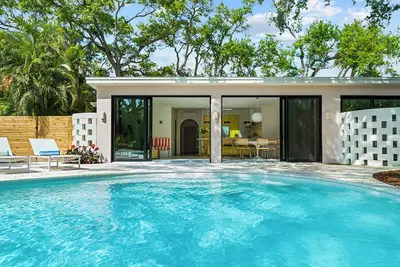 Image de Mid-Century Designer Beach House w/ Modern Luxuries. Walk Everywhere!