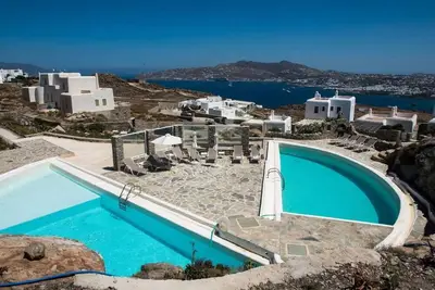 Gorgeous villa w ocean views and shared pools!