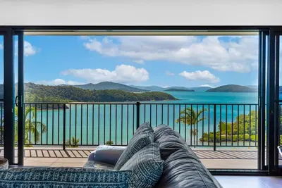 Image de Gorgeous three-bedroom, two-bathroom home boasting uninterrupted sea views.