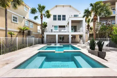 Image de ⭐Stunning Luxury Home-Private Pool-Sound Views, Multiple Balconies-What-A-Beach⭐
