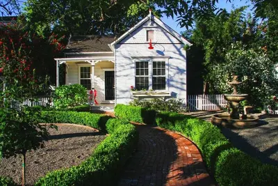 Image de Delightful Downtown Cottage House with Modern Amenities (Breakfast Possible)