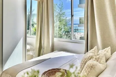 Image de Lazzlla 1br beachside oceanview apartment