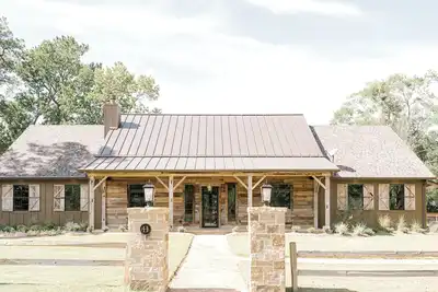 Image de Rustic & refined Pine Hill Lodge- 8 acres w/ lagoon pool, 5 bedrooms, 5500 sq ft