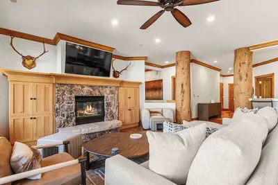 Image de Modern Village Condo by InvitedHome | Pool, Hot Tub, Shop, Dine, Breakfast