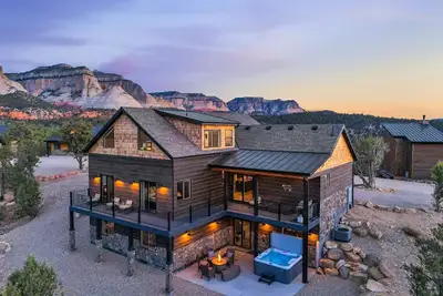 Image de Sandstone Pointe: Elegance Among the Cliffs
