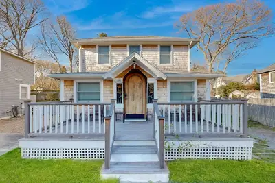 Image de Charming cottage near the beach with a furnished deck, yard, & washer/dryer