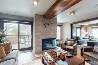Image de Mountain view condo steps from golf/Nordic skiing with pool & hot tub
