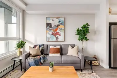 Image de Top Floor - Pet Friendly Apartment w\/ Free Underground Parking