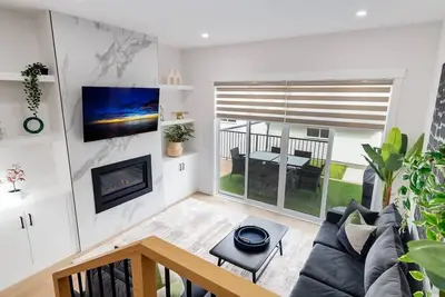 Image de 3 King Beds, HotTub, Double Car Garage, 2 Full Kitchens