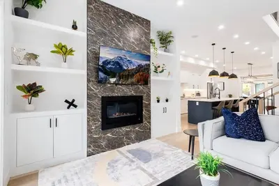 Image de 3 King Beds, HotTub, Double Car Garage, 2 Full Kitchens