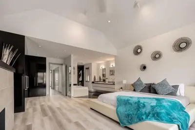 Image de Newly Renovated Single Family Home w/ Hot Tub, Garage & King Bed