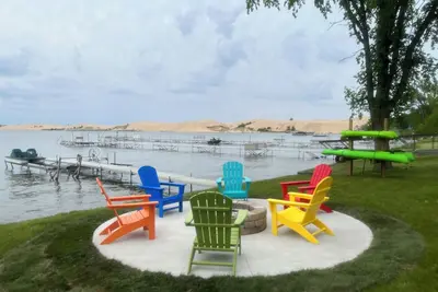 Image de Luxury Lakefront Family Retreat: Swimming, Kayaks, Bikes, Game Room, Hot Tub!