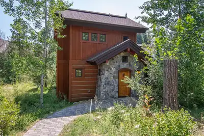 Image de Ideal 2 Br Cottage | Ski in\/Ski Out | Golden Bar