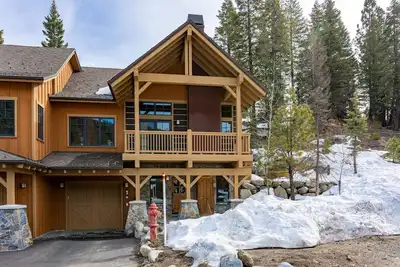 Image de Beautiful Townhome|Private Hot Tub, Ski-In\/Ski-Out