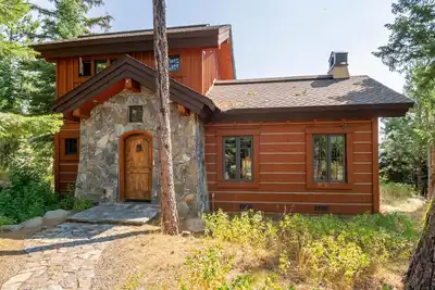 Image de Serene Cottage | Ski-In\/Ski-Out, Private Hot Tub