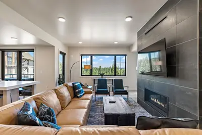 Image de Peaceful Condo|Ski In\/Out|3 Balconies|gas fireplace