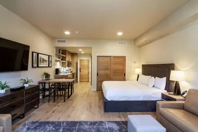 Image de Idyllic Studio Condo in The Village | Chapel View