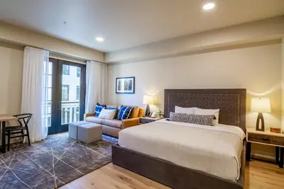 Image de Peaceful Studio Condo in The Village