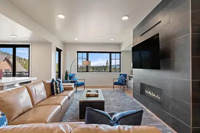 Image de Spacious Condo|Ski In\/Out|Gas fireplace