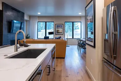 Image de Cozy Condo| Fireplace and Balcony
