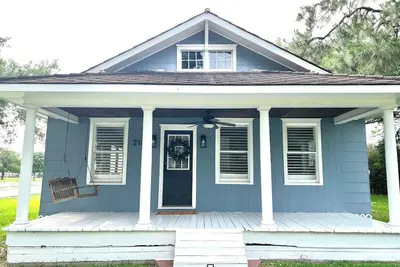 Image de The Cardinal Cottage: Charming 1930s Restored Farmhouse In the Heart of Webster