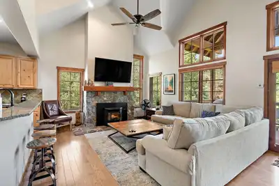 Image de Serene Townhome|Walk to Lift with Private Hot Tub