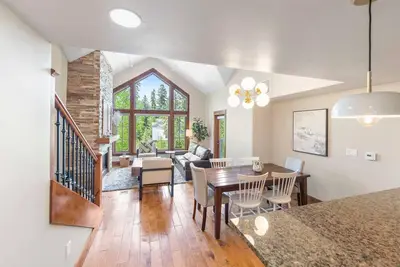 Image de Expansive 2 Br Condo with Fireplace and Patio