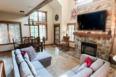 Image de Splendid Townhome |Wood Fireplace and Ski In\/Out