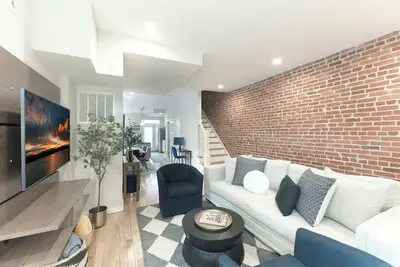 Image de Upscale Old Town Retreat - Walk to King St Metro\n