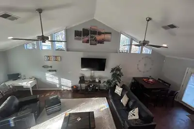 Image de Grande propriété avec accès au lac! 8 espaces couchage séparés, 4 salles de bain!