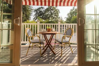 Image de Spacious Honeymoon Suite w/ 2 Beds & Private Kitchen