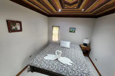 Image de Rustic house close to the activities of the Area. zip line, hot springs, trails