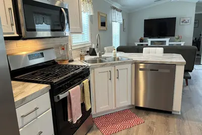 Image de Brand new cozy home with open floor plan near Kennebunk and Maine coast.