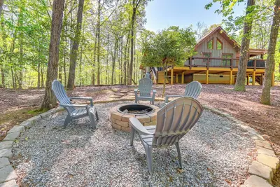 Image de Ellijay Mountain Cabin w/ Hot Tub & Spacious Deck
