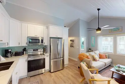 Image de Snowbird-friendly condo with heated pool, patio lounge, water view, yard, & W\/D